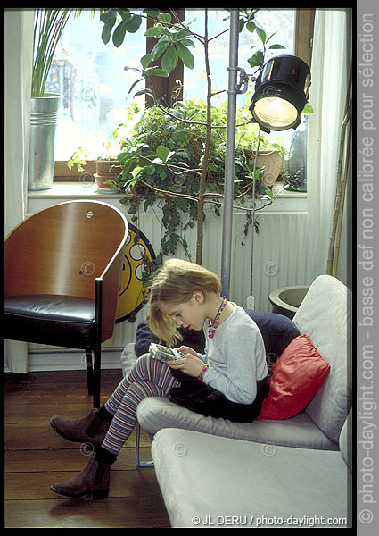 petite fille et jeu lectronique - little girl and electronic game